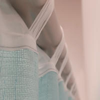 La cortina Rustik Color Agua, con ollados y cinta multifunción (Pasabarras y cinta fruncidora), aporta un toque de frescura y naturalidad a tu salón, dormitorio o cocina. Combina la practicidad de la cinta multifunción con la elegancia de los ollados - details 2