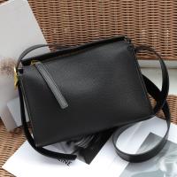 Bolso De Hombro Para Mujer En Cuero Genuino Negro Diseñador Lujo Con Correa Ancha De Cuero Calfornia Bolso De Cojín Gris Eboni Gris - details 3