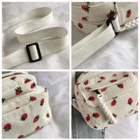 Bolso De Hombro Hermoso Con Patrón De Grama Y Pista De Fresas Bolso Bandolera Casual Para Mujer Maletín De Maquillaje Estudiante Con Múltiples Bolsillos - details 4