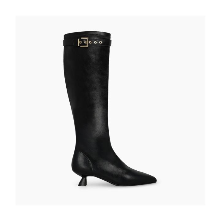 LODI BOTAS NEGRAS MODELO A-RITMO EN NAPA ELÁSTICA, COLOR NEGRO CON TACÓN GEOMETRICO BAJO Y ADORNO DE HEBILLA, CON OJETES PARA MEJOR AJUSTE. PLANTA NEW GEL PARA UNA PISADA PERFECTA.