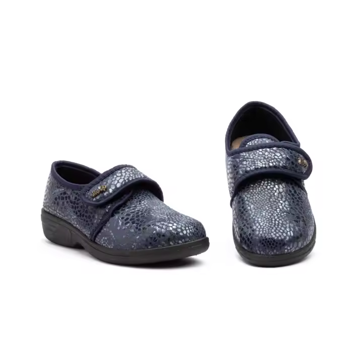 zapato mujer licra velcro P30 Estos zapatos casual con corte en licra son perfectos para un estilo de vida activo y dinámico. Ofrecen flexibilidad y comodidad gracias a su forro textil y suela de cuña de 3 cm, ideal para soporte durante todo el día. El ci - 1
