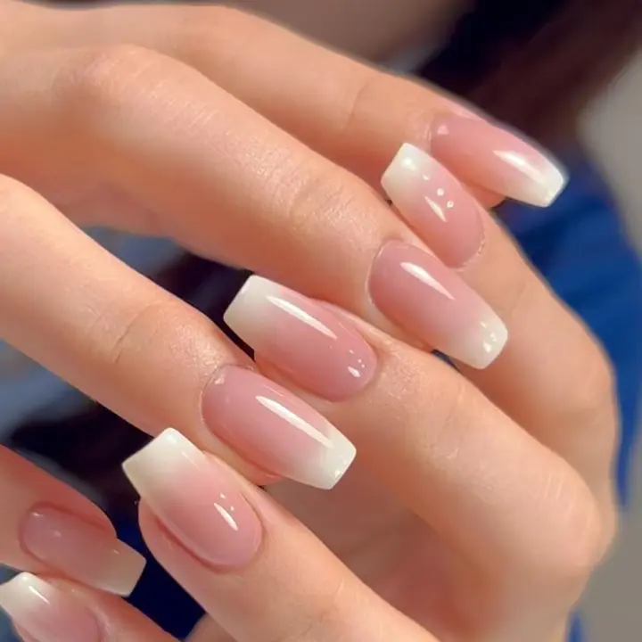 24 piezas de uñas postizas cuadradas Cortas-Uñas acrílicas Blancias con degradado nude - Uñas postizas divertidas con pegamento - Uñas postizas adhesivas para Mujeres - 1