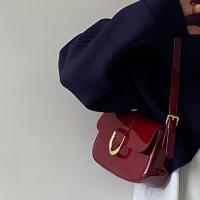 Bolso De Hombro Retro De Cuero Patentado Para Mujer Con Correa Ajustable Y Cierre De Flap Bolso Satchel De Color Sólido Bolsa De Axila Cruzada - details 7