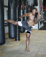 Shorts De Entrenamiento Para Hombres Con Estampado Cruzado Y Bolsillo Para Teléfono Y Anillo De Toalla Poliéster Transpirable Y Deportiva - details 1