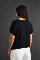 Camiseta básica negra "Actitud +" de Anabel Lee. Camiseta básica de Anabel Lee con detalles bordados. Fondo de armario atemporal y básico con su toque de distinción. - details 1