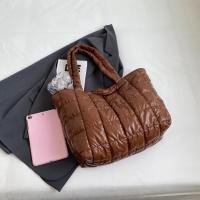 Bolso De Hombro Para Mujer De Invierno De Alta Calidad Tamaño Grande Con Plumas Abrazadera De Moda Bolsa De Brazo Desechable Satchel De Poliéster Con Cierre De Cremallera - details 11