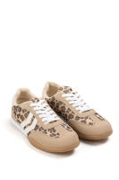 Zapatilla deportiva de mujer con diseño urbano, estampado animal y suela antideslizante, ideal para la temporada de verano 2025, con materiales transpirables y comodidad y estilo en cada paso Lyla Wang - details 2