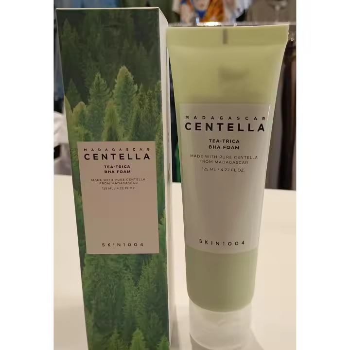 SKIN1004 Espuma de té de centella de Madagascar y trica BHA 125 ml (4.22 fl. oz) Cuidado limpiador profesional y alivio para pieles con tendencia al acné - 1