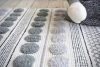 Parentesi Quadra  -  ALFOMBRA ALGODÓN POMPON GRIS - details 3