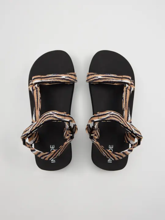 Chanclas plataforma cebra, tejido textil, planta EVA, ajuste velcro, suela goma, diseño animal print INSIDE - 1