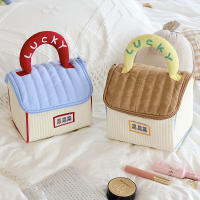 Bonita bolsa de maquillaje con forma de casita para mascotas, organizador de maquillaje portátil de viaje con bolsillos laterales y cremalleras dobles, neceser con bordado de la suerte para mujeres y niñas. - details 2
