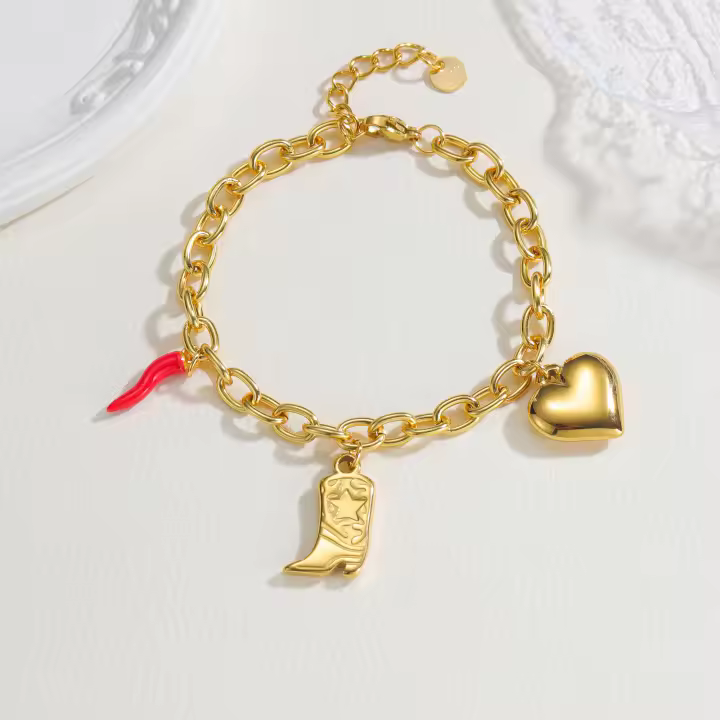 Pulsera de Acero Inoxidable con Charms de Corazón, Bota y Pimiento Rojo – Acabado Dorado - 1