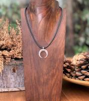 Collar Luna Invertida Étnica en Plata Antigua - Colgante Hombre Mujer Cuerno con Cordón Encerado de Cuero Negro y pinza de Langosta - details 4