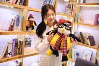Peluche De Pingüino Hugsy De Friends 27-47cm Muñeco De Peluche Adorable Para Niños Regalo De Cumpleaños Material De Poliéster Relleno De Algodón PP - details 7