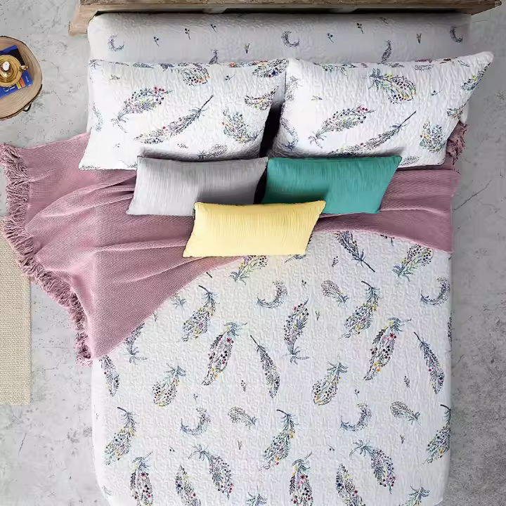 Manterol Outlet - Colcha bouti reversible estampado plumas y flores multicolor con fundas de cojín. Cubrecama ideal para primavera, verano y entretiempo. Colcha fina, extra suave y ligera. - 1