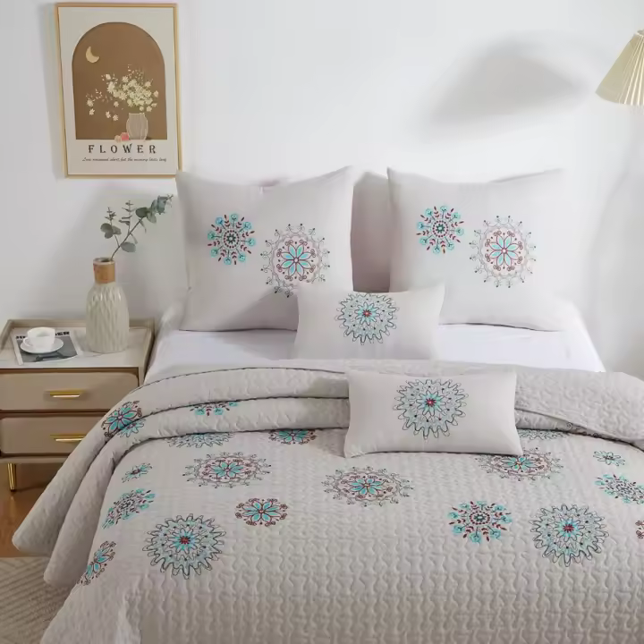 Novotextil Colcha Bordada Primavera/Verano con 2 o 4 Fundas de Cojín Microfibra Suave Ideal Camas 90  105 135 150 180 cm Colores Neutros con Bordado Vivo Colcha Ligera Lavable Perfecta Entretiempo Relleno de 150gr/m2 Aporta - 1