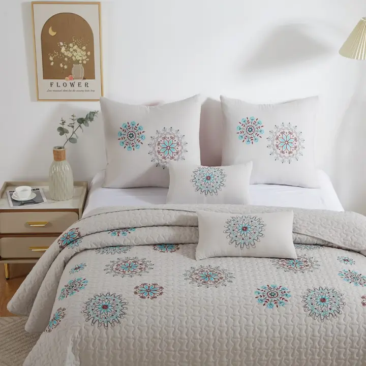 Novotextil Colcha Bordada Primavera/Verano con 2 o 4 Fundas de Cojín Microfibra Suave Ideal Camas 90  105 135 150 180 cm Colores Neutros con Bordado Vivo Colcha Ligera Lavable Perfecta Entretiempo Relleno de 150gr/m2 Aporta - 1