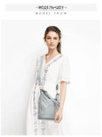 Bolso De Hombro Para Mujer Zency Elegante Azul De Cuero Genuino 100% Bolso Hobos Blanco Mochila Mensajera Para Dama Con Decoración De Cerradura Charm Lock Tamaños Variados - details 4