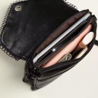Bolso de hombre para mujer estilo casual cuero pu negro con cadena y estampada de Piedra bolso monedero de moda 2024 - details 1