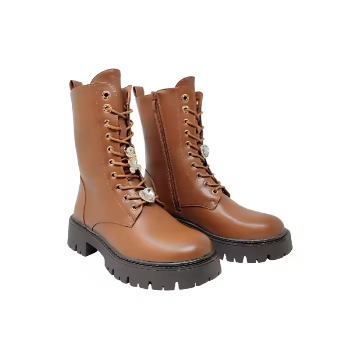 Eva Zorteon-Botines de mujer confeccionados en piel ecológica que combinan estilo y comodidad.  con adornos de pedrería extraíbles para darle un toque de glamour. Marca TULIPANO. - 1