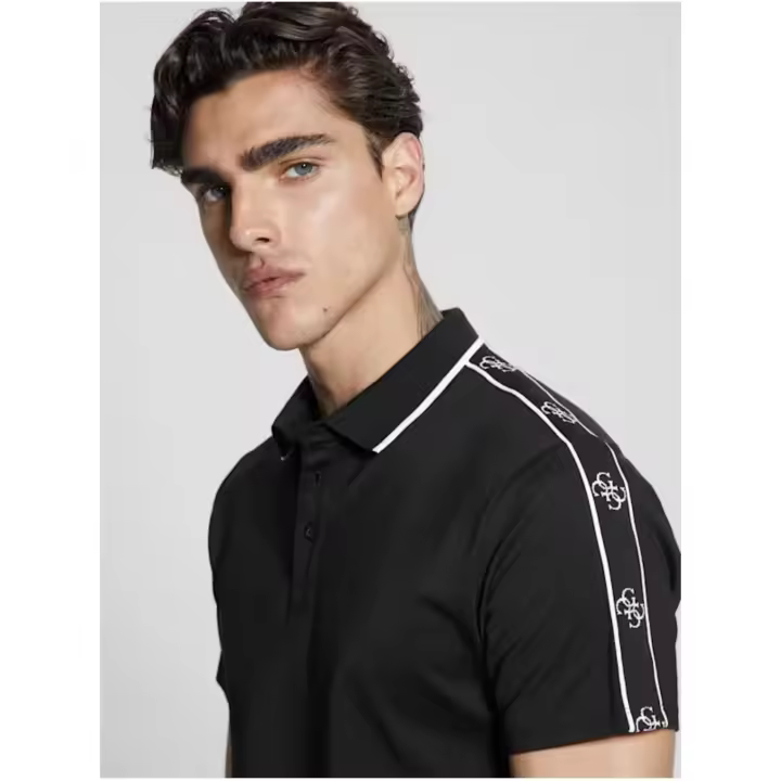 GUESS Polo color negro con tira logo en hombros blanco - 1
