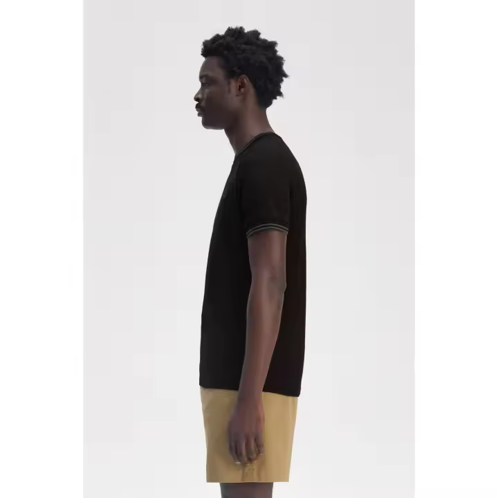 CAMISETA FRED PERRY NEGRA RIBETE VERDE OSC - 1
