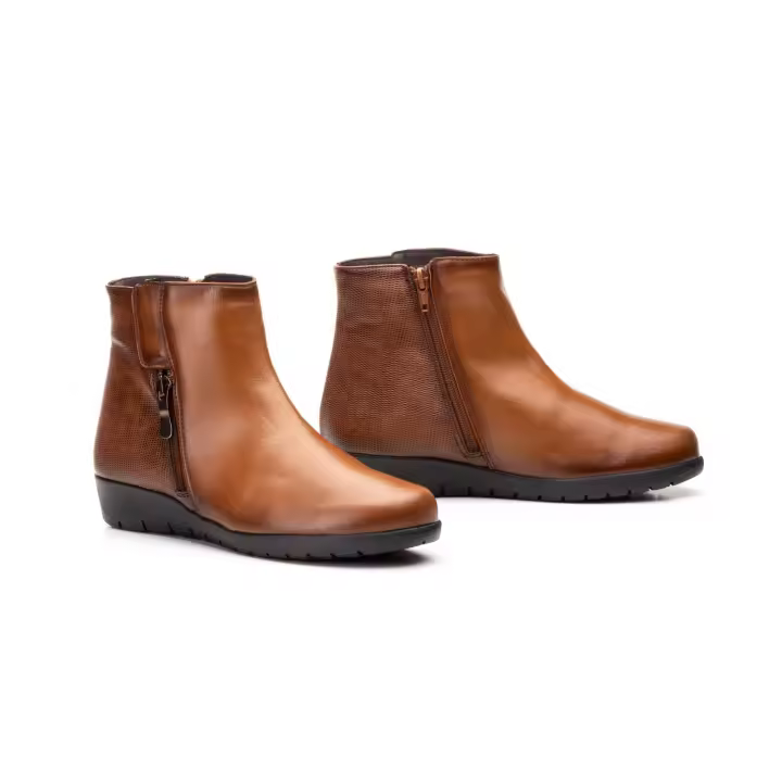 Mº7740 CUERO  Hecho en España Botín Mujer Piel CUERO Grabado Cuña Numeración: 35-42 Marca: JAM Color: CUERO BOTIN PIEL MUY COMODO CIERRE DE CREMALLERA BOTIN MODERNO SUELA CUÑA BAJA ELEGANTE Y COMODO - 1