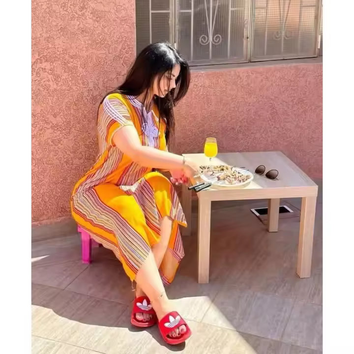 Kandora Marroquí Tradicional para Mujer – Diseño Simple y Elegante, Confeccionada en Algodón y Lino, Corte Cómodo y Ligero, Ideal para Uso Diario o Eventos Especiales – Talla Única que se Adapta a Todas las Siluetas - 1