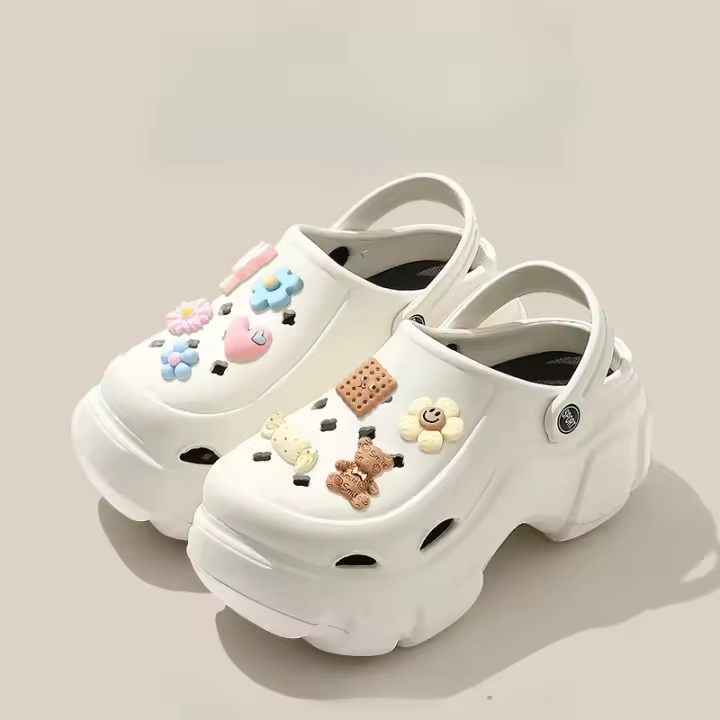 Nuevos Sandalias De Verano Para Mujer Y Niñas 2024 Clogs DIY Con Dibujos Animados Transpirables Para Jardín Y Playa - 1