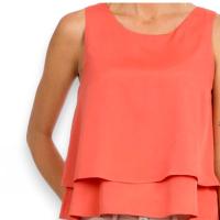 Blusa Color Coral Tiffosi con vuelo en la parte baja y botón en la espalda. - details 2