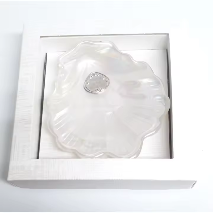 Concha de Bautizo personalizada. Una elegante concha Bautismal con una placa metálica grabada con el nombre y la fecha del Bautizo. Perfecto para regalar en un día tan importante y tener como recuerdo para toda la vida. Presentada en una caja de cartón. - 1