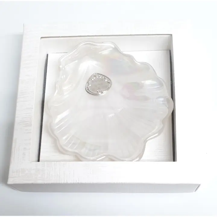 Concha de Bautizo personalizada. Una elegante concha Bautismal con una placa metálica grabada con el nombre y la fecha del Bautizo. Perfecto para regalar en un día tan importante y tener como recuerdo para toda la vida. Presentada en una caja de cartón. - 1