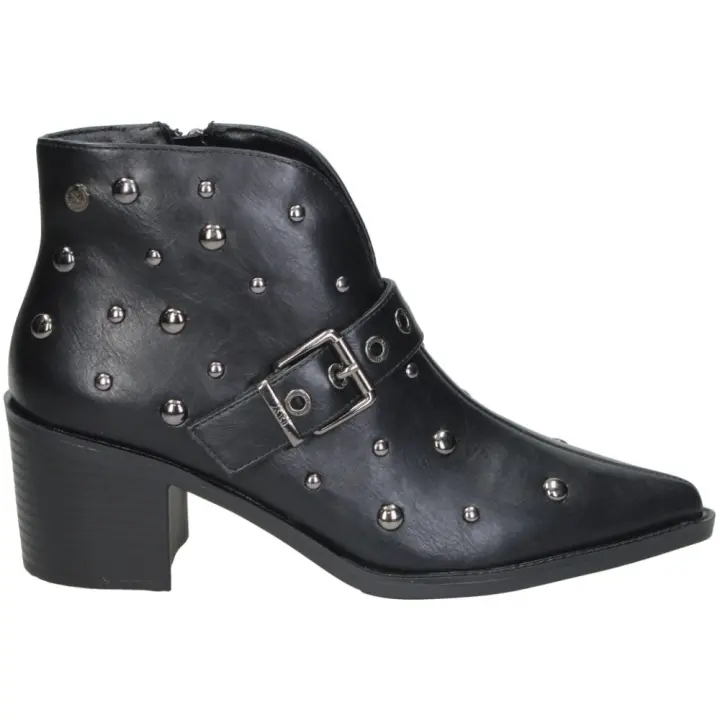 XTI | Botines XTI para Mujer – Botín Negro de Moda Joven con Tacón Medio, Punta Fina, Tachuelas Metálicas, Correa con Hebilla Decorativa y Estilo Casual Rockero – Modelo 146499 - 1
