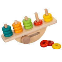 Juego Jocca apilable de 3 niveles y 5 columnas con la base en forma de balancín compuesto por 16 piezas de madera maciza con certificado FSC que comprenden un reto de aprendizaje para el infante mayor de 12 meses - details 2