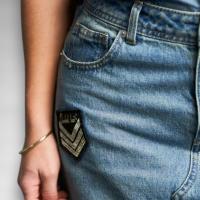 Falda Denim Anabel Lee Mujer | Midi Tiro Medio Recta Lentejuelas Parches | Edición Limitada "Todo Me Sale de Aquí" - details 6