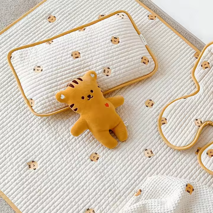 Almohada acolchada estilo ins para bebé, con bordado de animales, de malla de algodón transpirable y absorbente de sudor para verano. - 1