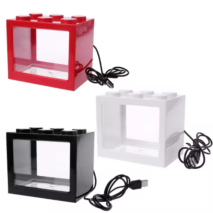 Acuario Pequeño Con Lámpara LED Iluminada En Forma De Pez Miniatura Con Paisaje Marino Y Algas Juguete De Plástico Para Decoración De Escritorio Tamaño 12x8x9.5cm Colores Rojo Negro Blanco - 1
