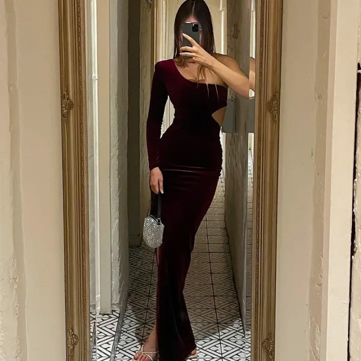 Vestido Dulzura De Veludo Largo Con Manga Completa Y Hombro Descubierto Para Mujer Elegante Y Sexy Con Abertura Lateral Adecuado Para Fiestas Y Noches De Otoño Y Invierno - 1