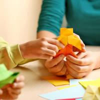 Papel de origami, colores surtidos, 200 hojas 15,2cm. Surtido de colores vibrantes; ambas caras son del mismo color Flexible y fácil de manipular; al doblarlo, retiene bien los pliegues; no se rompe con facilidad; peso de 70 g/m2 Distrilocu - details 5