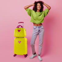 Agatha Ruiz de la Prada – Set de Maleta Cabina + Neceser Adaptable – Verde Pistacho con Relieve Troquelado, RPO Ultraligero, Ruedas 360° y Candado TSA - details 0