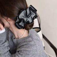 Cinta Para El Cabello Grande a Cuadros Negro Y Blanco Estilo Retro Y Dulce Con Flores En Pleated Oversized Banda Elástica Para Mujeres - details 1