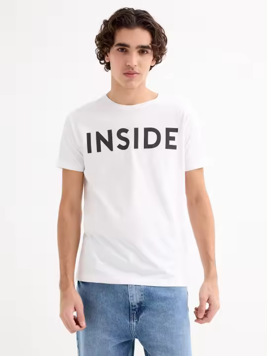 Viste con estilo sin esfuerzo con esta camiseta básica con estampado INSIDE - 1