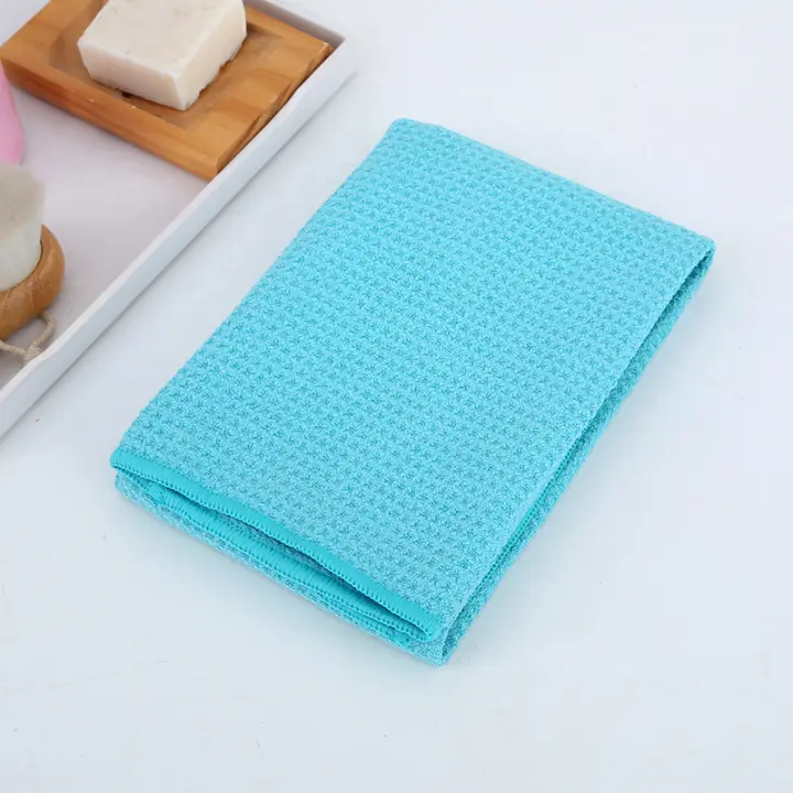 Toalla de golf en oferta. Material gofre con hebilla metálica y logotipo bordado. - 1