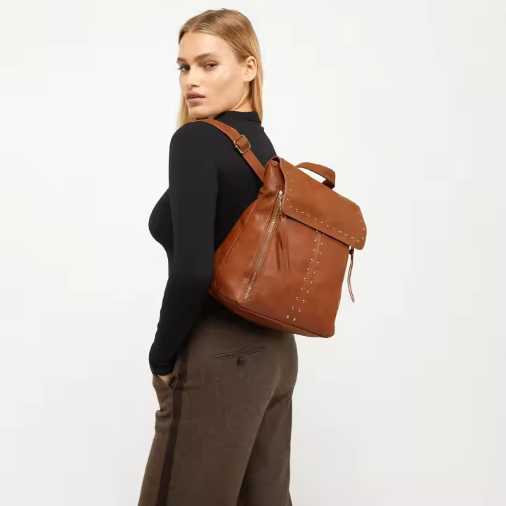 Misako Licha mochila con solapa y detalles metálicos Mochila - 1