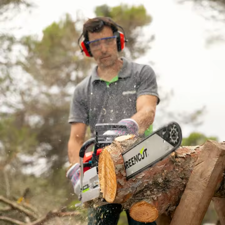 GREENCUT GS750X - Motosierra de gasolina con motor de 2 tiempos 75cc y 4,8cv con espada de 24'', arranque Easy-Start, sistema anti-vibración, tecnología TRU-SHARP - 1