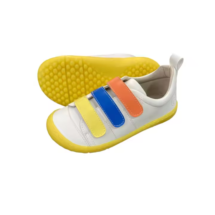 Deportivas con suela amarilla y 3 velcros de Coqueflex - 1