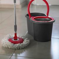 Cubo Fregona Giratorio 360º, Plástico ABS, Gris y Rojo, Doble Depósito, con Mopa Absorbente Giratoria de Fibra y Tubo de Metal, Medidas 46x26x21 cm - details 1