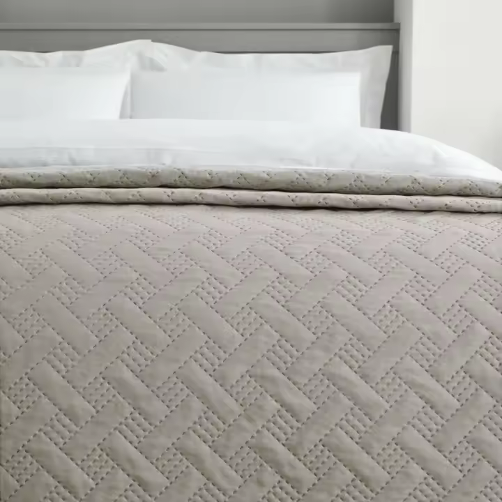 Colcha Bouti  Estampada o Lisa, Multiusos para Verano y Entretiempo, 100% Poliéster, Colcha Cubre Cama Fina, Suave. Ideal para Decorar su dormitorio. Disponible en Todas Las Medidas - 1
