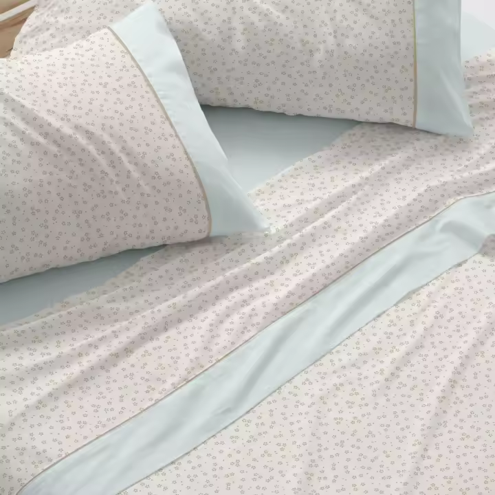Juego de sábanas. Diseño 539. BURRITO BLANCO. Incluye sábana encimera, bajera y 1 o 2 fundas de almohada. Estampado de florecitas. Disponible en color Rosa palo, beige y agua. 50% Algodón- 50% poliéster. Tamaños 90, 105, 135, 150, 150-160 y 180cm. - 1