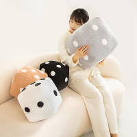 Cojín De Dados De Peluche Cubo De Dados Muñeco Relleno Juguete De Juego Decoración De Interiores Para Fiesta Suministros De Decoración Del Hogar Y Del Coche - details 9